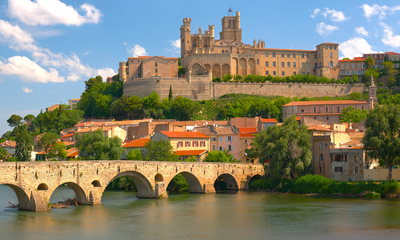 Béziers : Vieux pont et cathédrale à Béziers Béziers : Vieux pont et cathédrale à Béziers