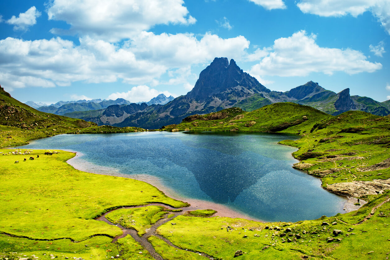 Pirineii francezi: Vue sur le Pic du Midi d’Ossau dans les Pyrénées