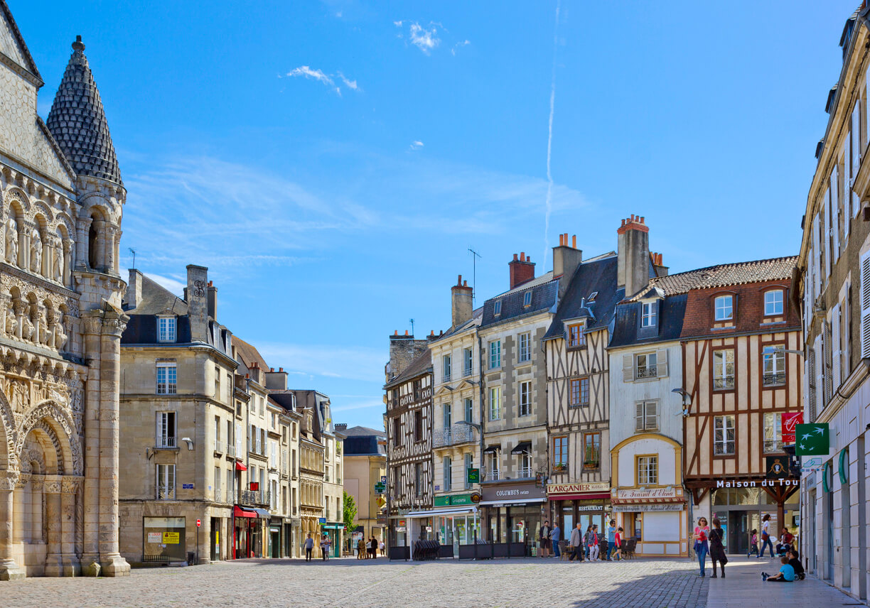 Poitiers : Place Charles de Gaulle avec des bâtiments historiques à Poitiers