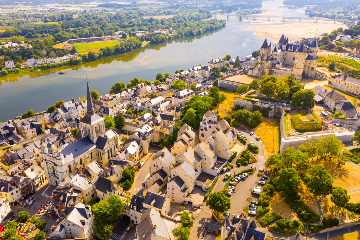 Saumur : Vue aérienne de la ville de Saumur et de son château médiéval sur les rives de la Loire Saumur : Vue aérienne de la ville de Saumur et de son château médiéval sur les rives de la Loire